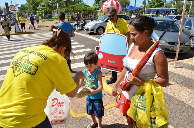 Rodovida realiza mobilização sobre trânsito na área central de Três Lagoas Pedestres foram orientados sobre os cuidados no trânsito. (Foto: Assessoria)