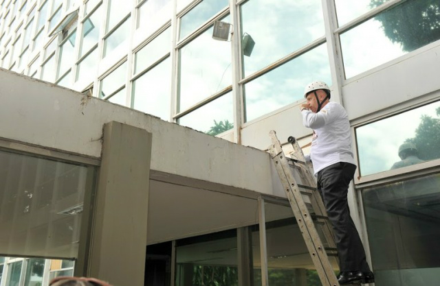 Mobilização de combate ao Aedes reforça 'faxinaço' em prédios federais Valdir Simão participa de ação de combate ao Aedes em vistoria no Planejamento (Foto: Divulgação)
