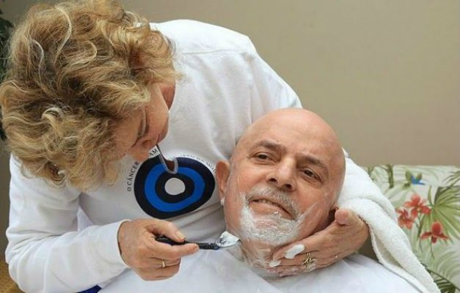 O ex-presidente se antecipou ao efeito do tratamento e raspou sua marca registrada a barba e o cabelo (Foto: Ricardo Stuckert/Instituto Lula)