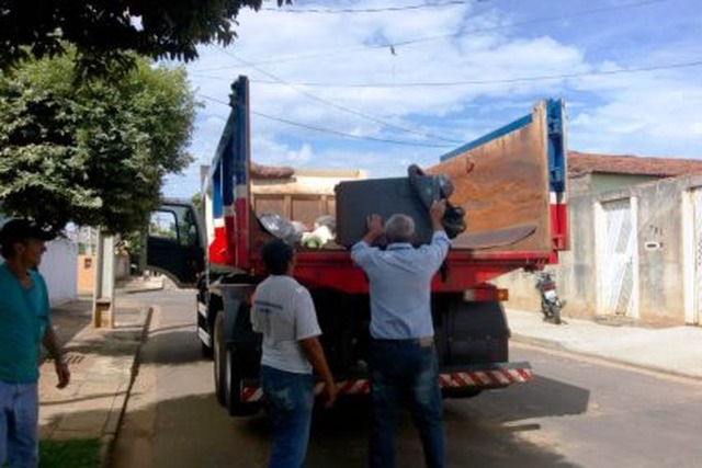 Saúde elimina 36 focos e recolhe dois caminhões caçamba de materiais inservíveis em mutirão contra a Dengue