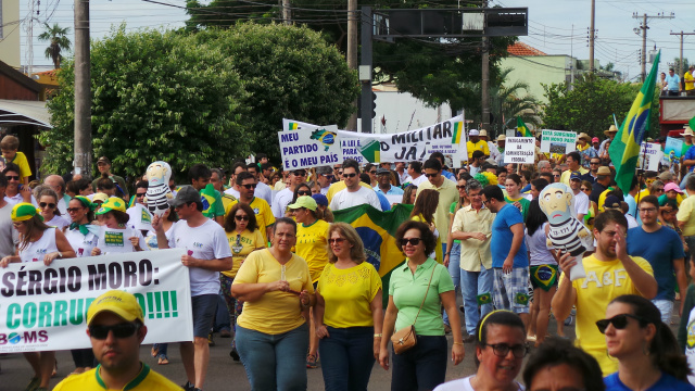 Pontualmente às 15 horas os manifestantes saíram da frente da igreja Matriz e seguiram em marcha até a praça senador Ramez Tebet onde aconteceu o ponto alto da movimento Vem pra Rua (Foto: Ricardo Ojeda) 