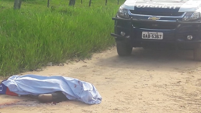 Corpo de homem é encontrado com mais de 30 perfurações em Bataguassu Corpo foi encontrado na área rural de Bataguassu. Foto: Cipó.