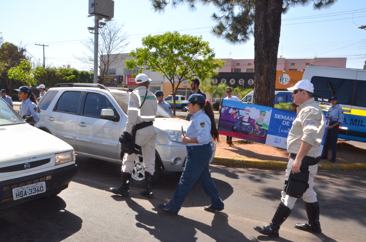 Os alunos participaram entregando panfletos que trazem orientações importantes sobre o respeito às leis de trânsito e a necessidade de todos os envolvidos (Foto/Assessoria)