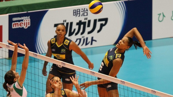 Repleto de suplentes, Brasil atropela Argélia pela Copa do Mundo Adenizia corta sobre o bloqueio argelino e marca mais um ponto para o Brasil
Foto: FIVB/Divulgação