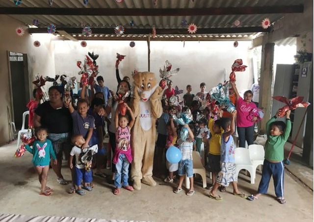 Mais de 30 crianças de Três Lagoas ainda não têm padrinho na campanha de Páscoa do TJMS Crianças festejaram a Campanha do ano passado, quando ganharam ovos e a visita do Coelho. Foto: Divulgação