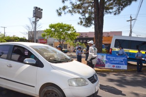 Alunos da Patrulha Mirim realizam panfletagem em alusão à Semana Nacional do Trânsito