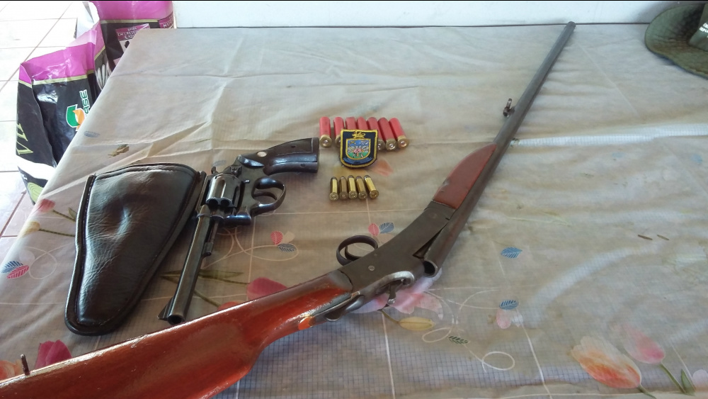 PMA atende denúncias de caça ilegal e apreende armas em fazenda A PMA suspeita que o elemento realmente praticaria caça na região, porém, não foi encontrado nenhum animal abatido no local. (Foto: Assessoria)