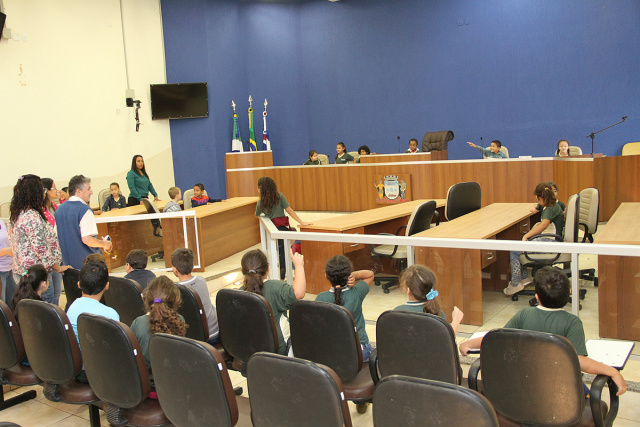 Câmara de Três Lagoas recebe visita de alunos da Escola Municipal Olintho Mancini A visita fez parte do projeto “Minha Cidade Faz 100 Anos”, realizado pela escola para comemorar e valorizar o centenário do município. (Foto: Assessoria)