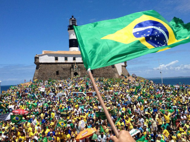 Manifestantes fazem maior protesto nacional contra o governo Dilma Manifestação em Salvador começou por volta das 10h50 no Farol da Barra (Foto: Henrique Mendes/G1 BA)