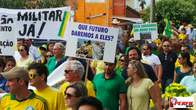 Manifestantes fazem maior protesto nacional contra o governo Dilma Manifestações aconteceram em mais de 300 cidades do país (Foto: Ricardo Ojeda)