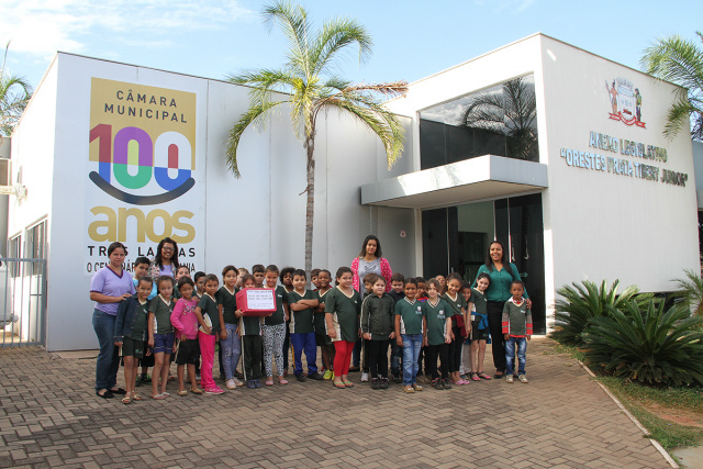 Alunos do 1º ano do ensino fundamental da Escola Municipal Olintho Mancini, hoje pela manhã. (Foto: Assessoria)