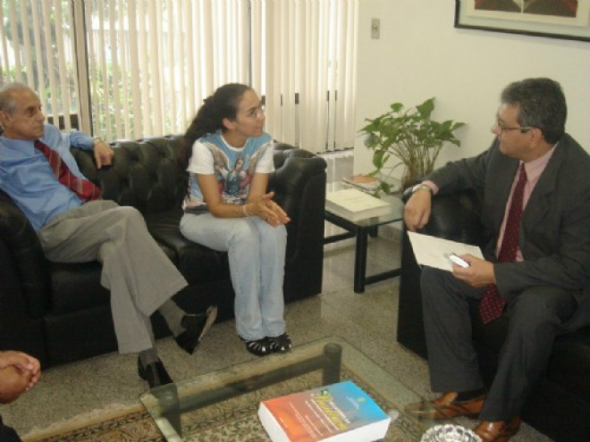 Morte de Ramez Tebet completa cinco anos e ganha homenagem no Senado O senador Ramez Tebet sempre apoiou o Encontro de Jornalistas, evento organizado há sete anos pelo Perfil News, inclusive foi dele a iniciativa de trazer a ex-senadora Heloisa Helena para palestrar no evento. Na foto Ramez e Heloisa Helena recebem o diretor do Perfil News em seu gabinete (Foto: Divulgação)