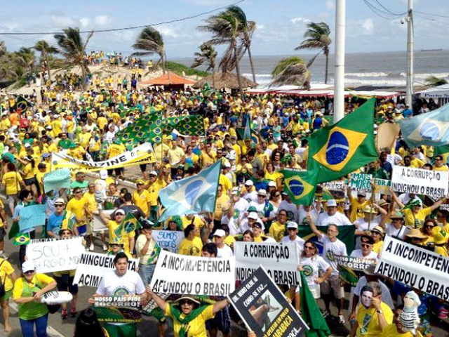 Manifestantes fazem maior protesto nacional contra o governo Dilma Manifestação na avenida Litorânea, orla de São Luís (MA), contrária ao governo, às 10h (Foto: Clarissa Carramilo/G1)