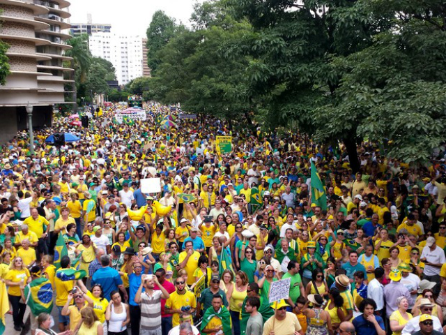Segundo a PM, às 11h20, 30 mil pessoas estavam na Praça da Liberdade (Foto: Pedro Ângelo/ G1)