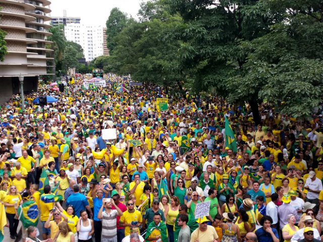 Manifestantes fazem maior protesto nacional contra o governo Dilma Segundo a PM, às 11h20, 30 mil pessoas estavam na Praça da Liberdade (Foto: Pedro Ângelo/ G1)