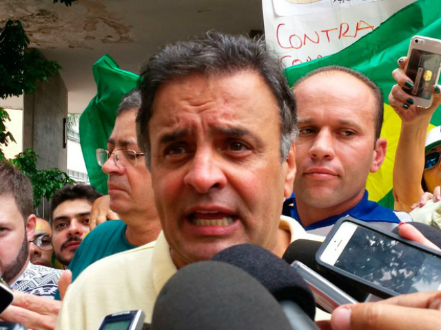 Manifestantes fazem maior protesto nacional contra o governo Dilma BELO HORIZONTE - O senador Aécio Neves (PSDB) participa da manifestação em Belo Horizonte. Aécio foi ovacionado pelos manifestantes. (Foto: Pedro Ângelo/ G1)