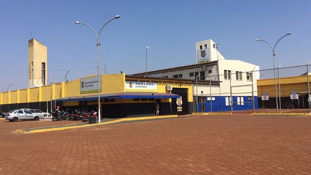 Gaeco cumpre mandados de busca e apreensão contas agentes penitenciários em MS Presídio Estadual de Dourados nesta sexta-feira (Foto: Diogo Nolasco/ TV Morena)