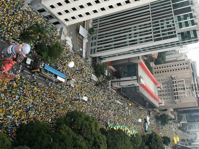 Manifestantes fazem maior protesto nacional contra o governo Dilma Protesto contra Dilma na Avenida Paulista (Foto: Miguel Schincariol/AFP)