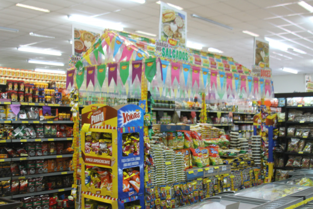 Supermercados montam barraca e expõem os produtos mais consumidos nesta época do ano. (Foto: Lucas Gustavo). 