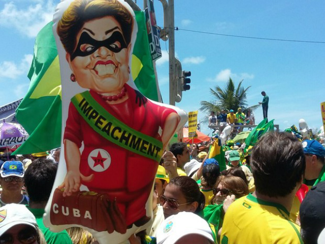 Manifestantes fazem maior protesto nacional contra o governo Dilma Protesto contra Dilma no Recife (Foto: Bruno Marinho)
