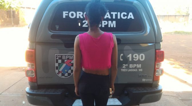 Jovem foragida da Justiça é presa em Três Lagoas Acusada agiu de maneira suspeita ao avistar a viatura da PM. (Foto: Divulgação/Polícia Militar)