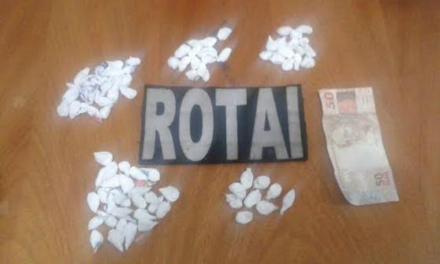 Adolescente é flagrado vendendo papelotes de cocaína em frente a casa de shows no Alvorada Parte das