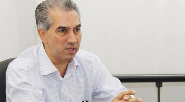 Reinaldo Azambuja sanciona lei que proíbe uso de capacete em locais abertos ao público Governador Reinaldo Azambuja. (Divulgação/Assessoria)