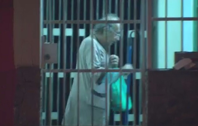 Farah Jorge Farah ouviu 'música de terror' e se vestiu de mulher antes de morrer, diz delegado Farah Jorge Farah entra em sua casa (Foto: Reprodução/GloboNews)