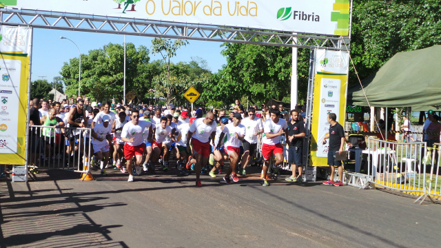 Evento da Fibria na Lagoa Maior nesta manhã reúne centenas de participantes Atletas disparam da primeira corrida de rua organizada pela Fibria pelas ruas de Três Lagoas compreendendo um percurso de 10 quilômetros (Foto: Ricardo Ojeda)