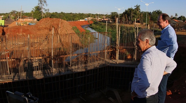 Gestão Reinaldo Azambuja investe mais de meio bilhão de reais na Costa Leste Só nesta semana, o governador visitou seis municípios da Costa Leste e anunciou R$ 39,6 milhões para Água Clara, Inocência, Cassilândia, Paranaíba, Chapadão do Sul e Aparecida do Taboado. (Divulgação/Assessoria)