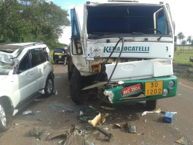 Por sorte os condutores da Pajero e do caminhão ficaram ilesos. (foto: Jota FM)