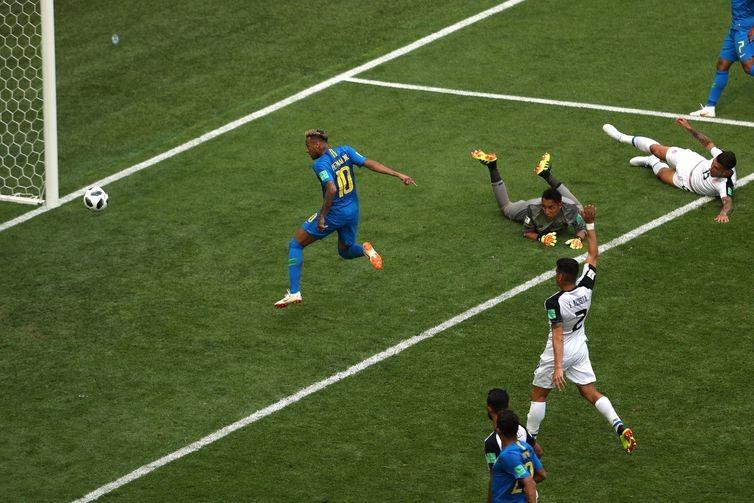 Seleção Brasileira sofre, mas vence a Costa Rica por 2 x 0 Neymar marca o segundo gol do Brasil diante da Costa Rica (Lee Smith/Reuters/Direitos reservados)