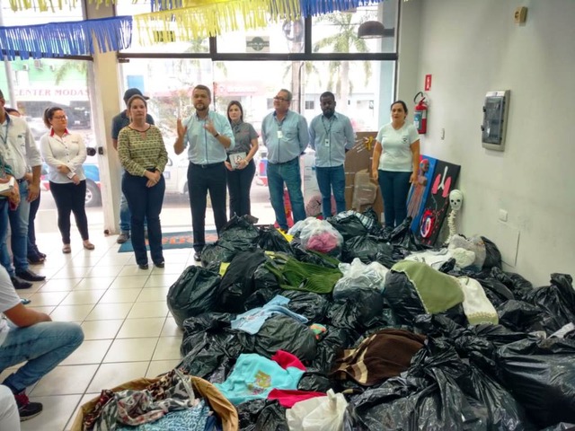 Assistência recebe mais de 3 mil peças de roupas arrecadadas pelo SENAC de Três Lagoas Arrecadação é resultado de gincana beneficente que envolveu os mais de 400 alunos dos cursos profissionalizantes (Foto/Assessoria)