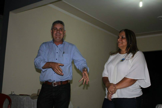 Em Brasilândia, Angelo Guerreiro garante recursos para o município Deputado Angelo Guerreiro e a vice-prefeita de Brasilândia Márcia do Amaral. (Foto: Assessoria)