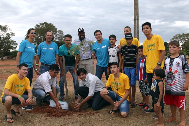 Atletas dos JEMS/JOJUMS plantam mudas de árvores na praça da Vila Piloto Batizada simbolicamente de Praça dos Atletas, o local recebeu 36 mudas de quatro espécies de árvores
Batizada simbolicamente de Praça dos Atletas, o local recebeu 36 mudas de quatro espécies de árvores (Foto/Assessoria)