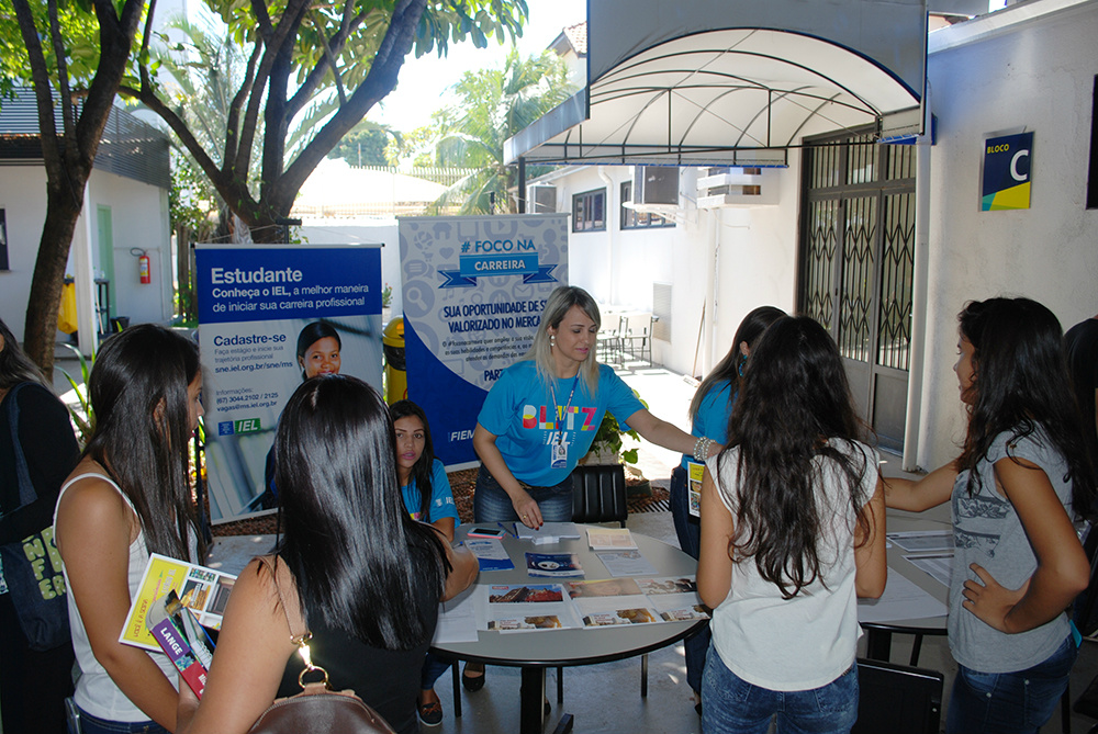 IEL divulga vagas de estágio em blitz na Faculdade Estácio de Sá. (Foto: Assesoria)