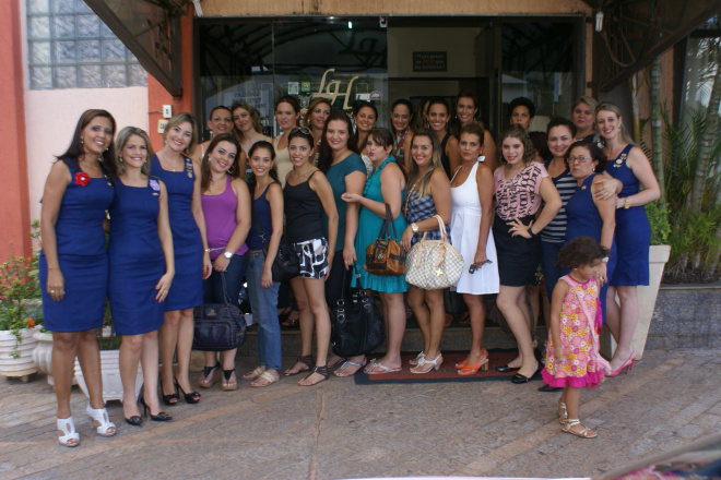 Mulheres reunidas após o encontro e demonstração dos produtos Mary Kay
Foto: Guta Rufino