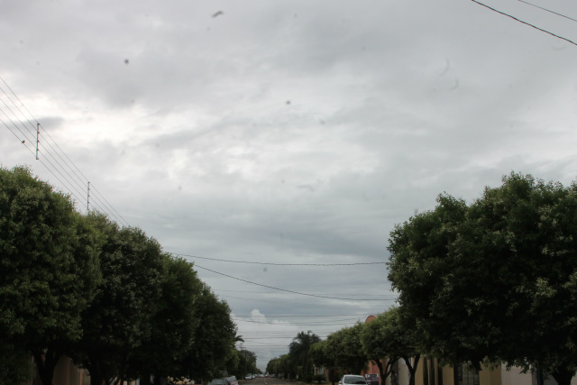 Pela manhã, o céu estava encoberto e há previsão de chuva para hoje em Três Lagoas. (Foto: Patrícia Miranda)
