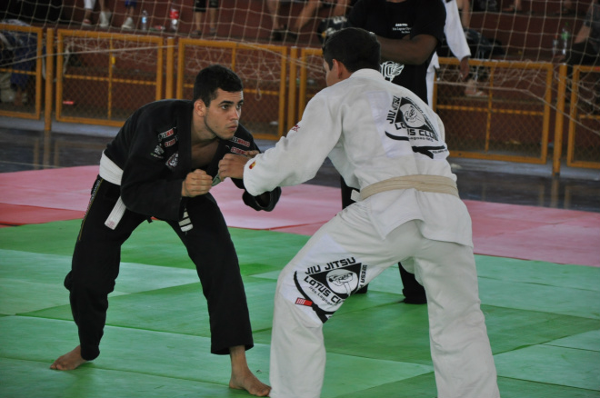 Competidores analisam melhor forma de ataque durante o combate. Foto: Divulgação