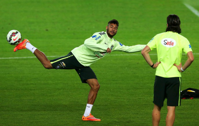Filipe Luís observa Neymar durante treino da seleção, no domingo (Foto: Mowa Press/Globo Esporte)