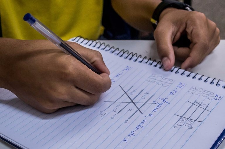Revisão e técnicas de memorização ajudam estudantes a se preparar para o Enem Revisão e técnicas de memorização ajudam estudantes a se preparar para o Enem
Manter média de três horas de estudo por dia é suficiente para realizar uma boa prova
Arquivo/Gov. Mato Gross