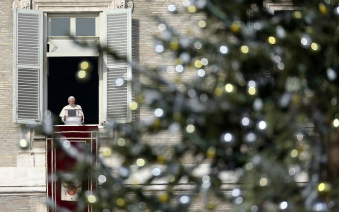 Papa pediu que os católicos visitem idosos, doentes, presos e crianças durante as festas do Natal (Foto: Reuters)