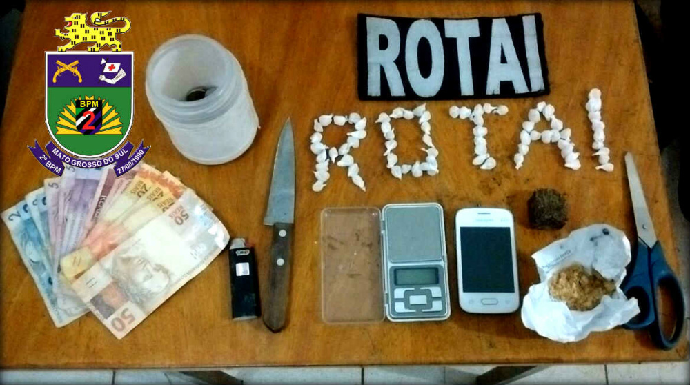 Por volta das 00h30 do dia 12/04/2016 uma viatura da ROTAI (Rondas Ostensivas e Táticas do Interior) prendeu dois autores de tráfico de drogas em barracão industrial. (Foto: Assessoria)