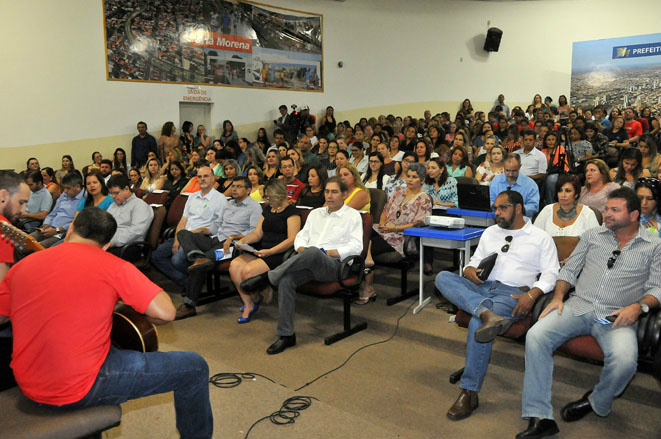 Temendo ficar sem reajuste, professores aceitam parcelamento Prefeito participou de evento da Reme - Foto: Valdenir Rezende/Correio do Estado