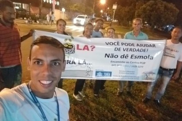 Assistência Social de Três Lagoas realiza ação de panfletagem e orientações em cruzamento de avenidas