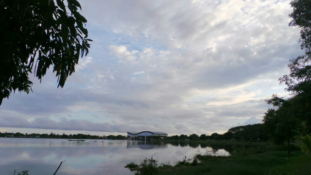 Logo pela manhã desta terça-feira foi possível visualizar um grande acúmulo de nuvens no céu de Três Lagoas. No detalhe, a Lagoa Maior. (Foto: Ricardo Ojeda) 