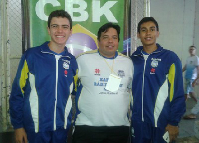 Cinco caratecas de MS integram seleção que vai disputar pan na Bolívia Lucas Itavo, sensei Arani Franco de Jesus e Erick Taira (Foto: Divulgação/Rádio Clube)