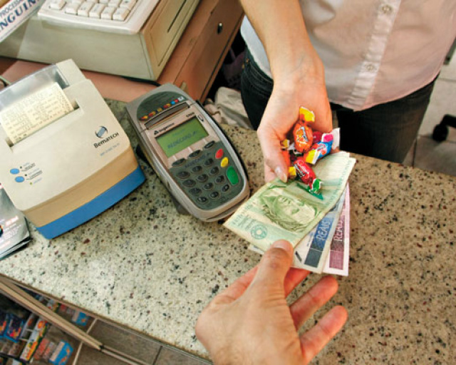 O velho hábito de muitos comerciantes em dar bala de troco ao invés de dinheiro está proibido no Estado (Foto: Google)
