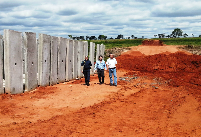 Governo Estado fecha o ano com MS 040 em obras Dirceu Deguti, vereador Nide e o sub-comandante do 2º BPM, Major Élcio Almeida em recente vistoria às obras onde serão aplicadas células para passagens dos córregos (Foto: Perfil News)