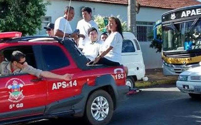 Feliz pela recepção, o campeão André foi cumprimentado pela população durante a carreata (Foto: Divulgação)